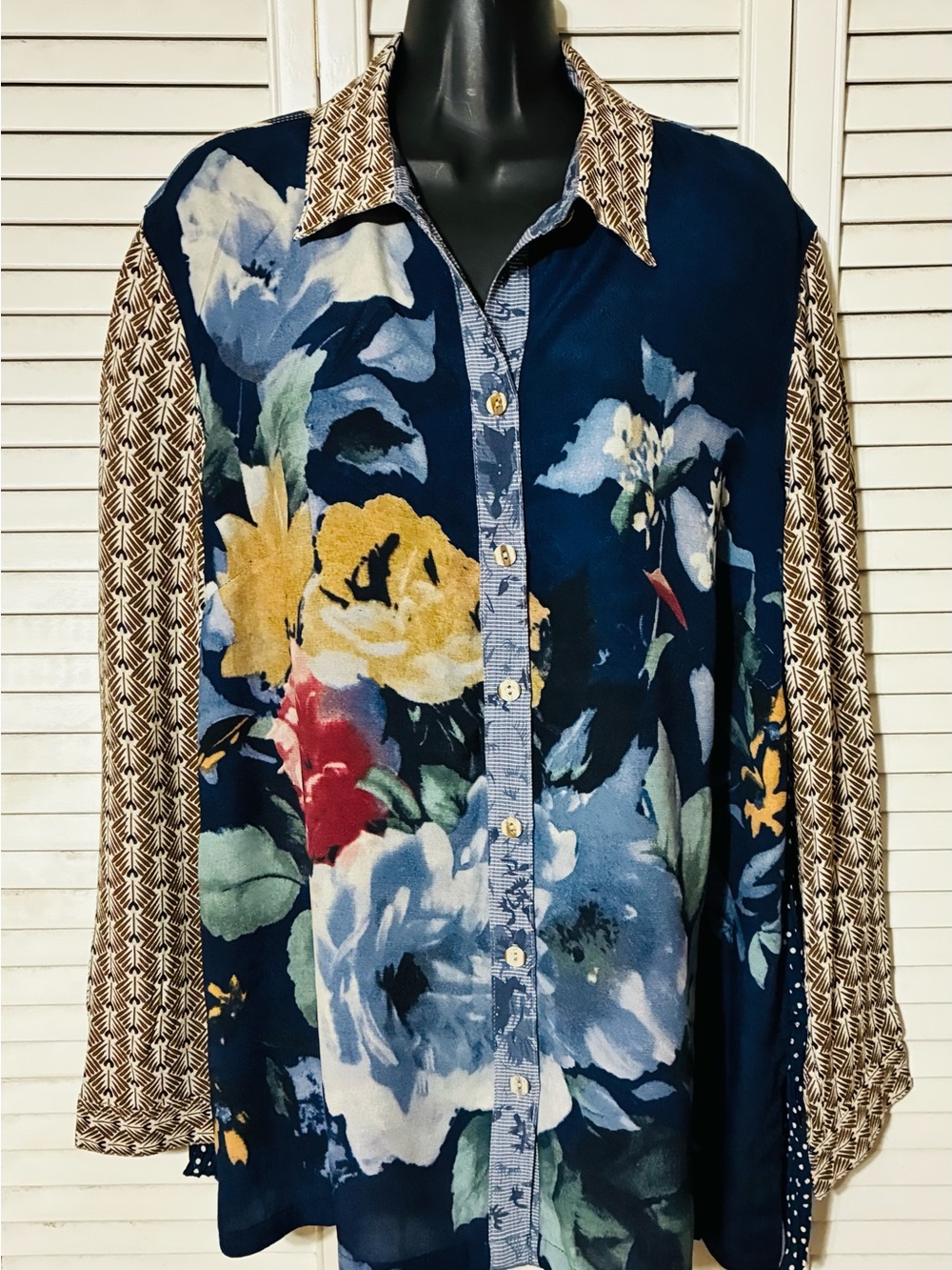 John Mark Lg Blue Floral Button-Up Shirt with pleated back